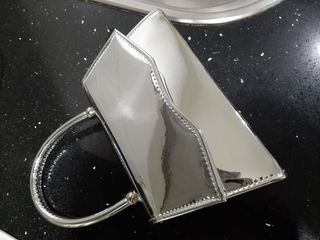 Bolso de mano plateado con cadena