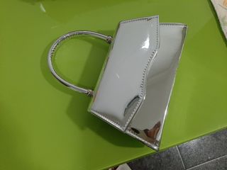 Bolso de mano plateado con cadena