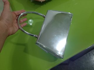 Bolso de mano plateado con cadena