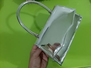Bolso de mano plateado con cadena