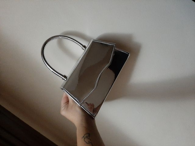 Bolso de mano plateado con cadena