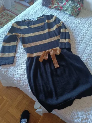 Vestido negro y dorado con lazo