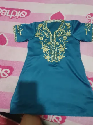 Vestido fiesta verde con bordado dorado