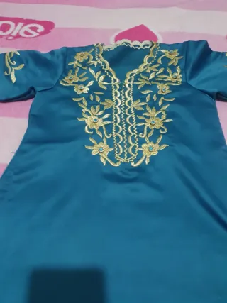 Vestido fiesta verde con bordado dorado