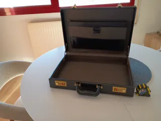 Maletín con cierre seguridad combinación numérica