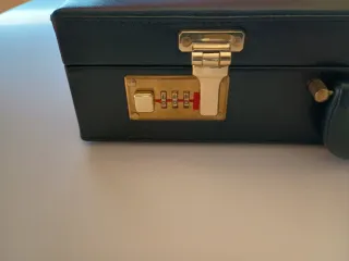 Maletín con cierre seguridad combinación numérica