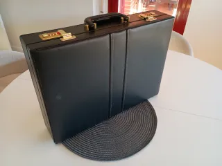 Maletín con cierre seguridad combinación numérica