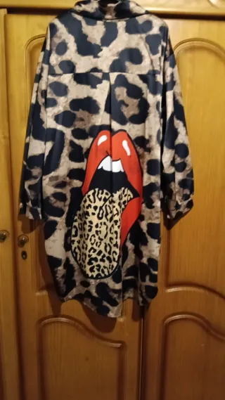 Camisa animal print con labios