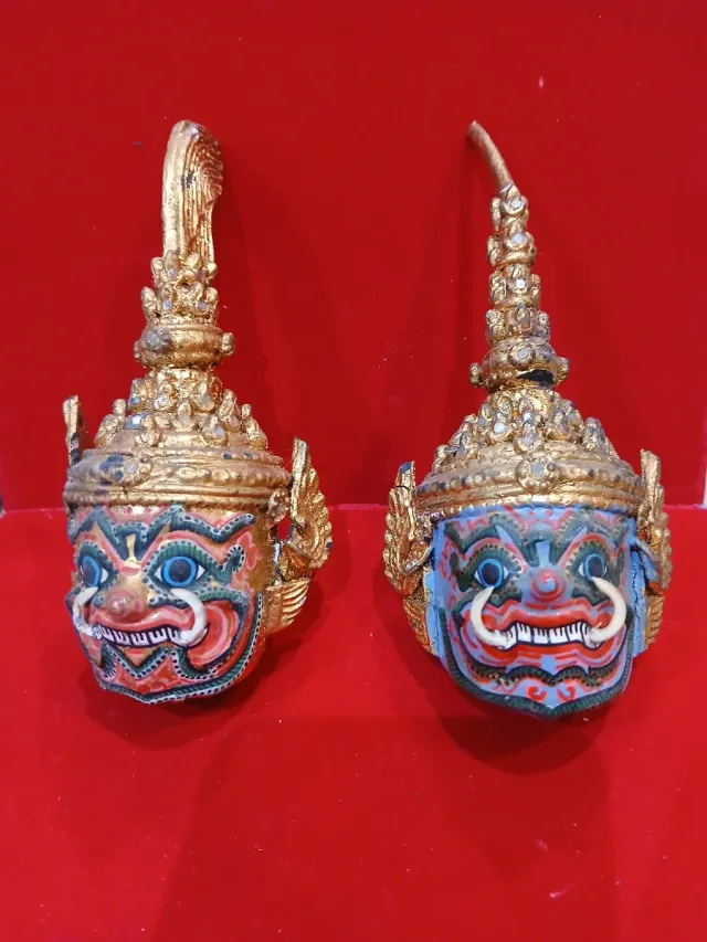 Cabezas Chinas Decorativas Doradas