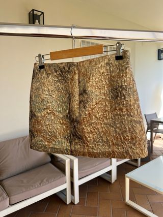 Falda dorada efecto arrugado Zara