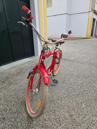 Bicicleta roja estilo clásico