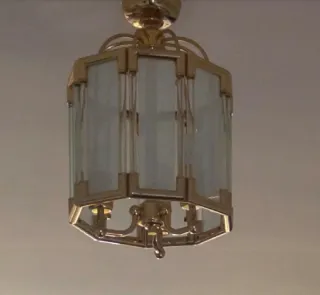 Lámpara de techo dorada y cristal