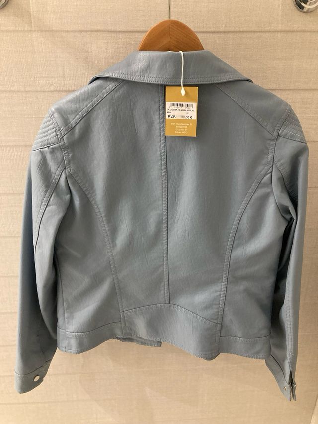 Cazadora efecto piel azul celeste Talla XL