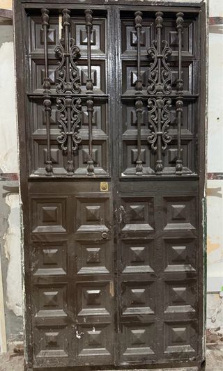 Puerta de hierro forjado con barrotes