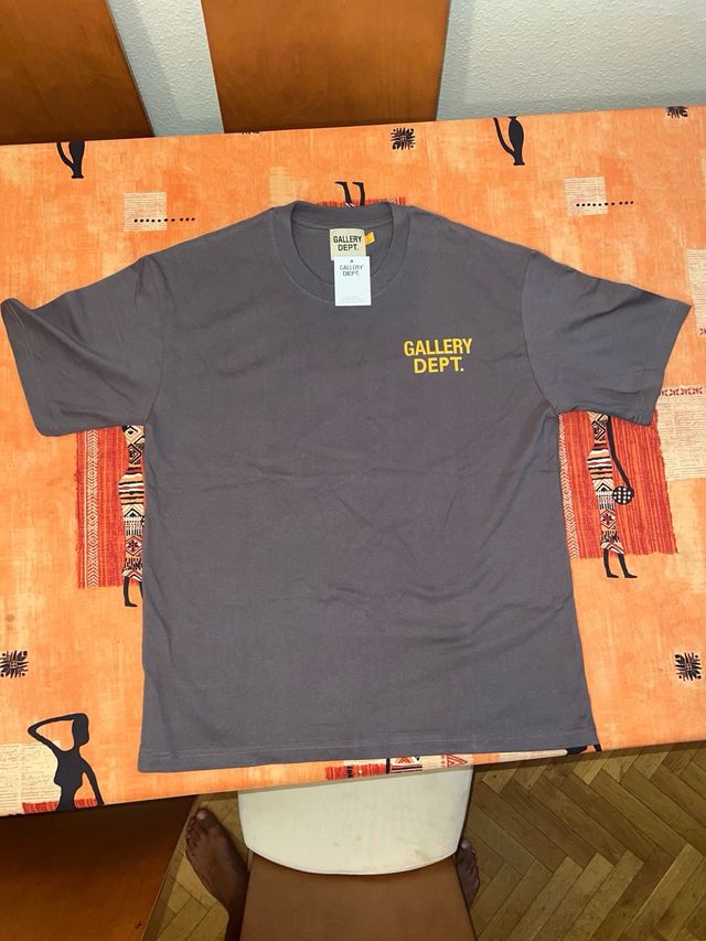 Camiseta Gallery Dept. Gris y Amarilla