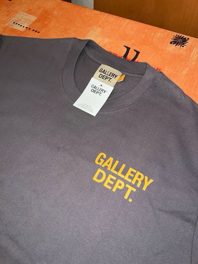 Camiseta Gallery Dept. Gris y Amarilla