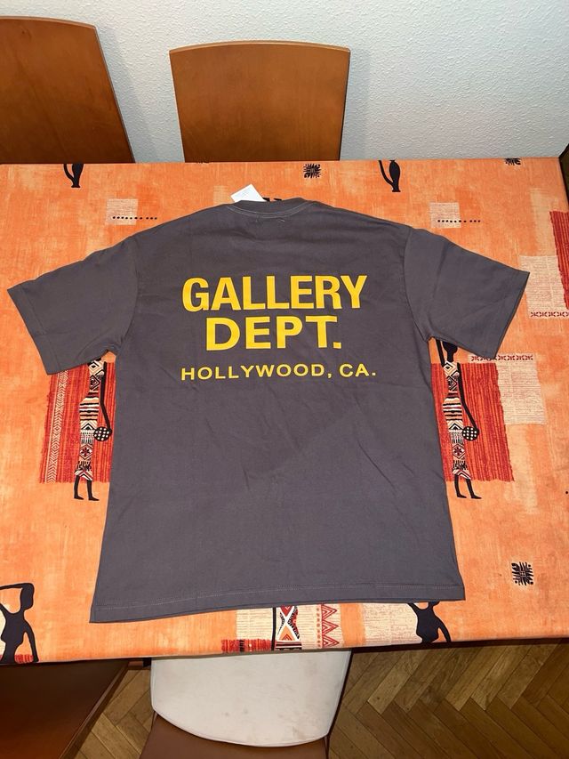 Camiseta Gallery Dept. Gris y Amarilla
