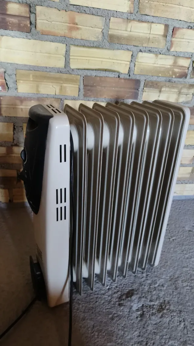 Radiador de aceite blanco y negro