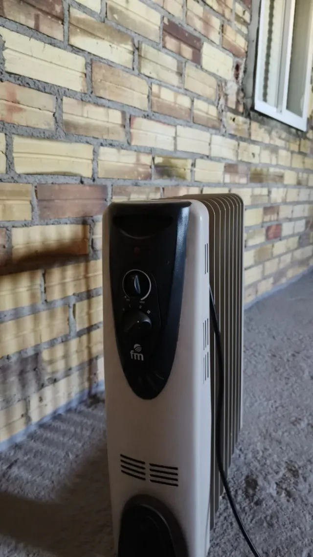 Radiador de aceite blanco y negro