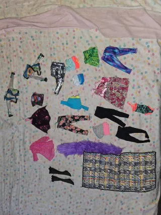 Lote Ropa Barbie, Monster High y rainbow