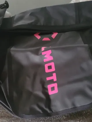 Mochilaspara moto negra con logo rosa y azul