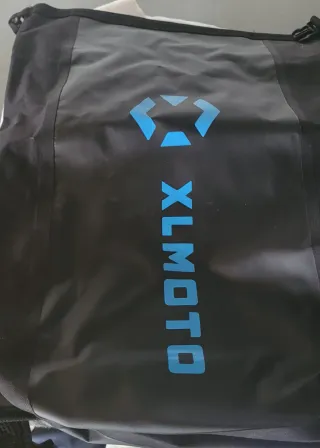 Mochilaspara moto negra con logo rosa y azul