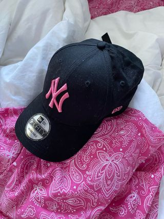 Gorra NY New Era 9FORTY Negra y Fucsia
