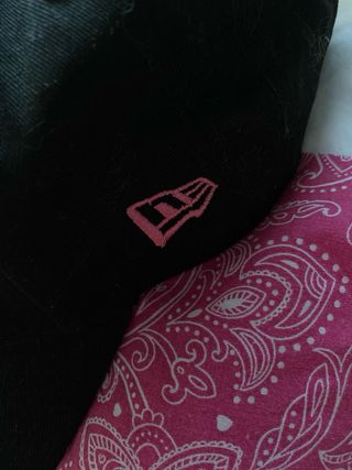 Gorra NY New Era 9FORTY Negra y Fucsia