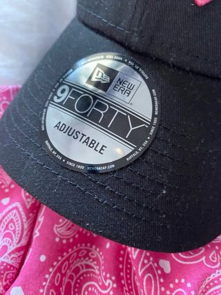 Gorra NY New Era 9FORTY Negra y Fucsia