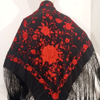 MANTÓN DE MANILA DE SEDA BORDADA INDUMENTARIA 