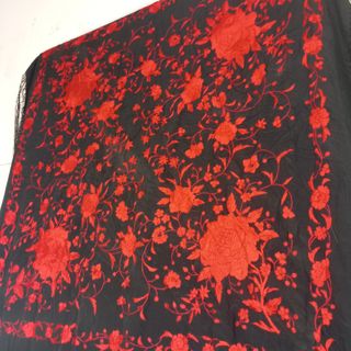 MANTÓN DE MANILA DE SEDA BORDADA INDUMENTARIA 