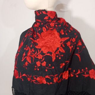 MANTÓN DE MANILA DE SEDA BORDADA INDUMENTARIA 