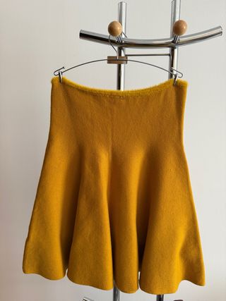 Falda midi color Amarillo marca Zara Talla M 