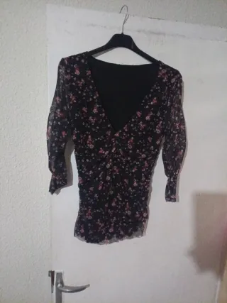 Blusa negra flores rosas manga larga M