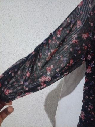 Blusa negra flores rosas manga larga M