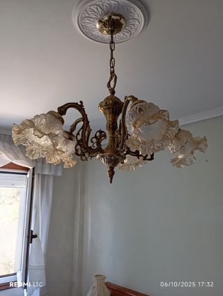 Lámpara de techo dorada y cristal
