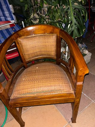 Dos sillones de madera y mimbre