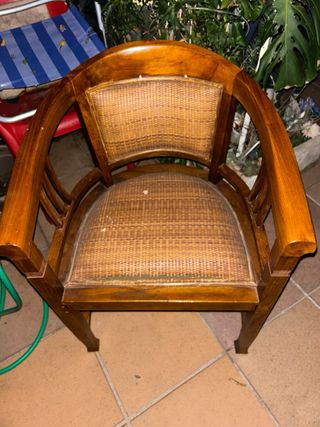 Dos sillones de madera y mimbre