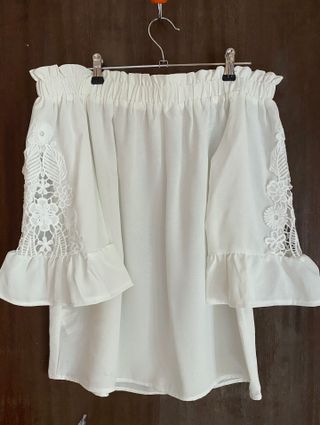 Blusa escote descubierto con encaje