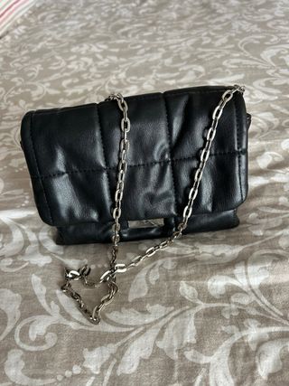 Bolso negro Pull&Bear acolchado cadena