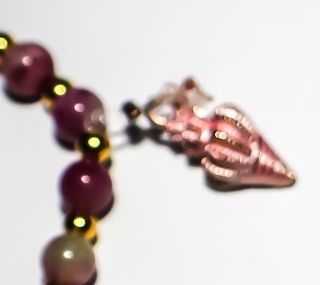 Collar y Pulsera Morado con Detalles Dorados