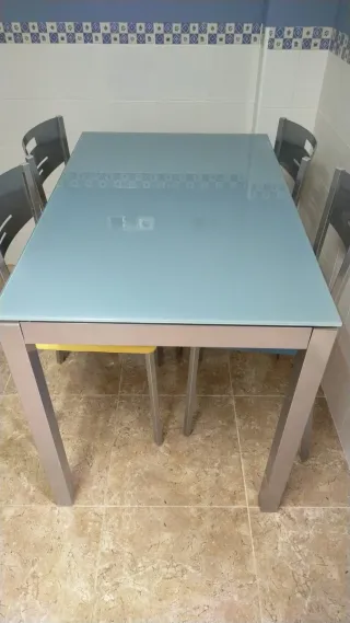 Mesa extensible cristal templado + 4 sillas