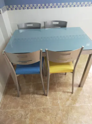 Mesa extensible cristal templado + 4 sillas