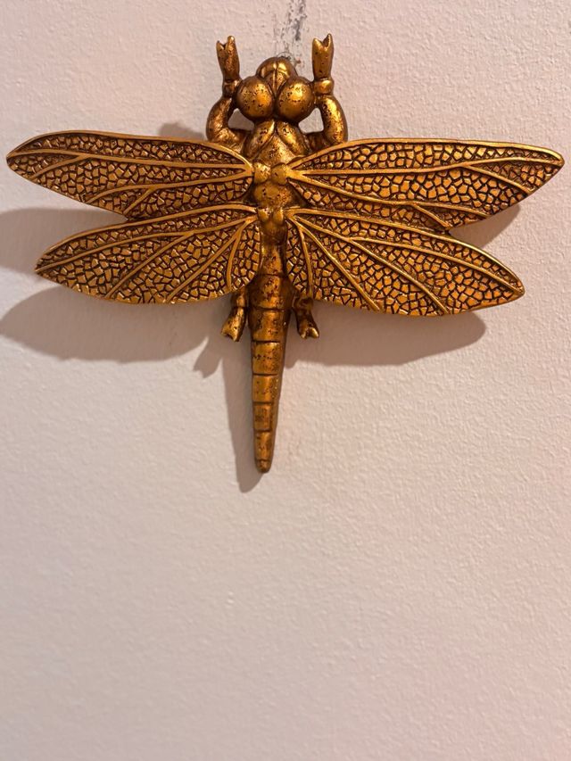 Decoración pared libélula dorada metal