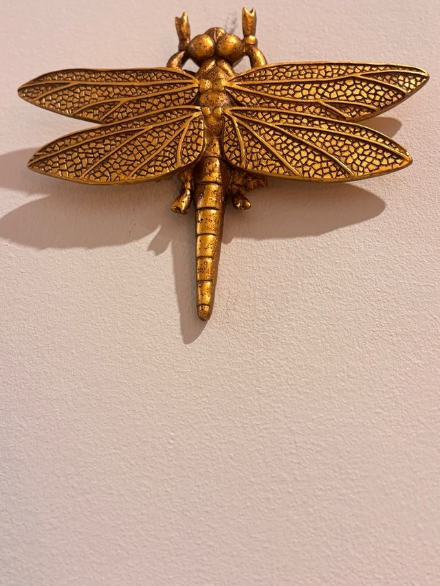 Decoración pared libélula dorada metal