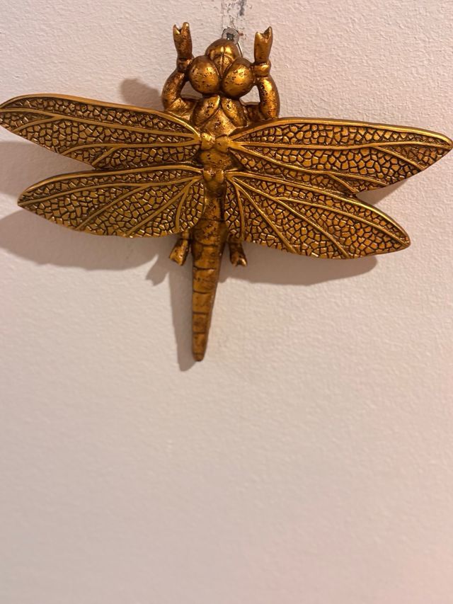 Decoración pared libélula dorada metal
