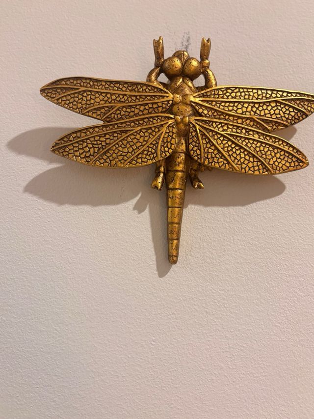Decoración pared libélula dorada metal