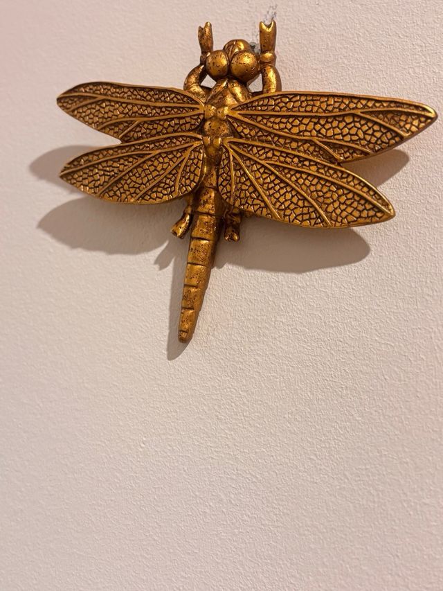 Decoración pared libélula dorada metal