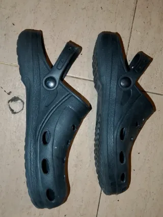 Crocs Marinos T38 Negras Seminuevos