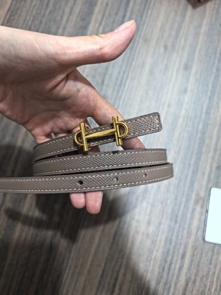 Cinturón cuero marrón claro hebilla dorada